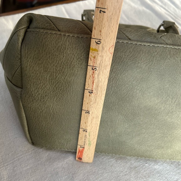 Bueno Brahmin-Style chevron designed front bag. Doublehandle & crossbody strap. - Picture 10 of 11